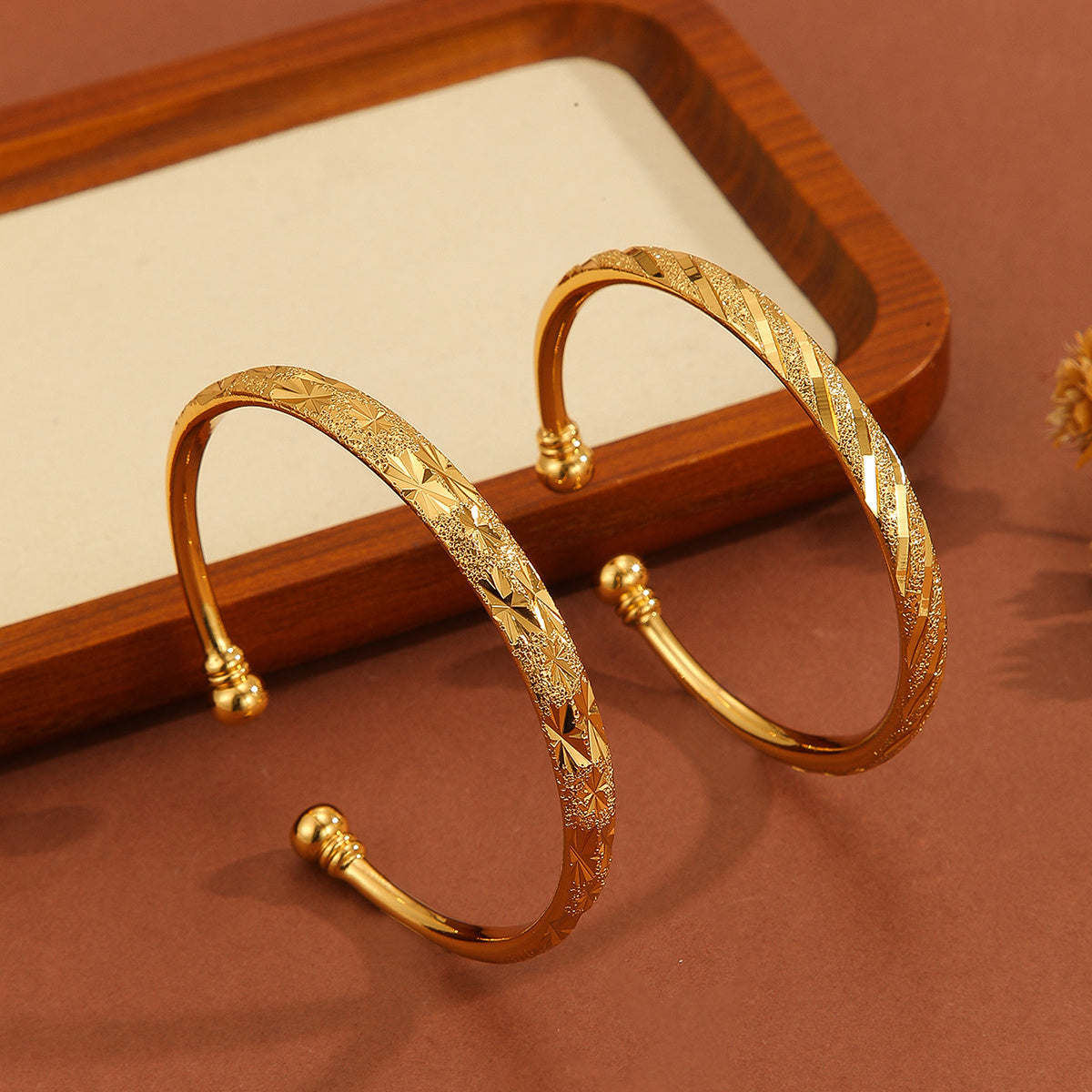 Vintage 18K vergoldeter Armreif mit filigranem Muster