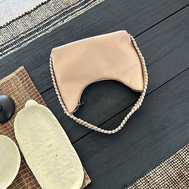 Modische Halbmond-Achseltasche mit besonderer Textur