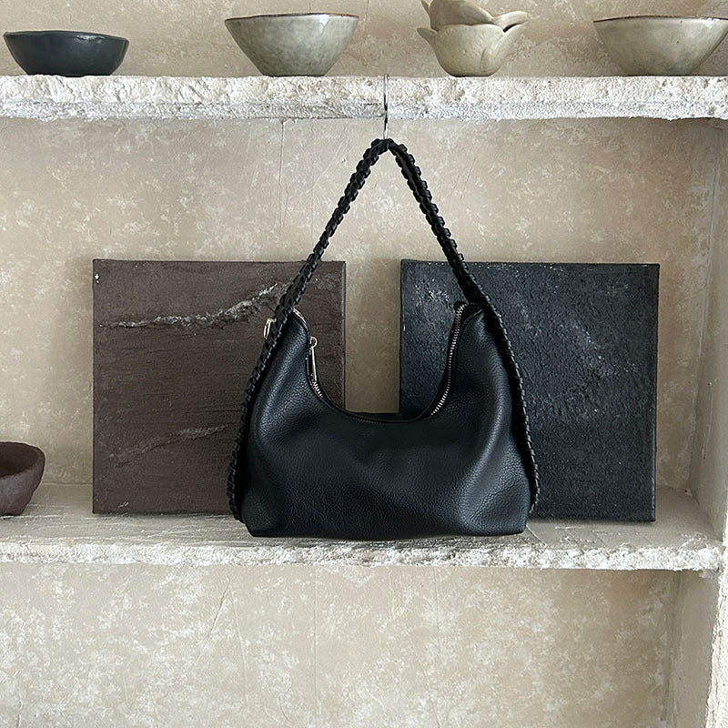 Modische Halbmond-Achseltasche mit besonderer Textur