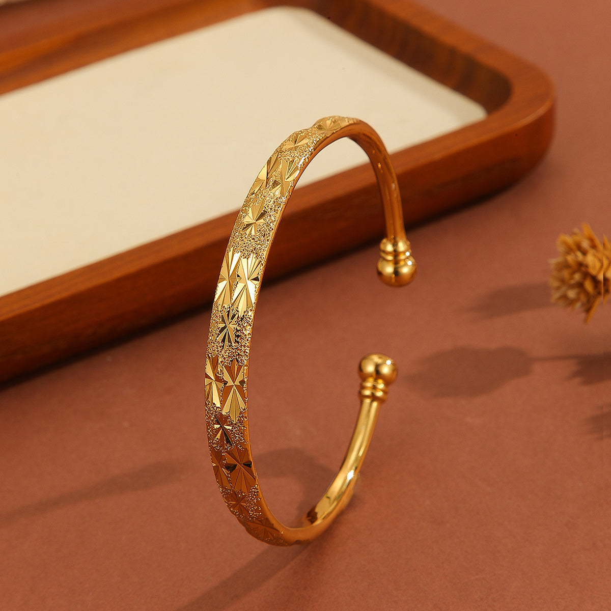 Vintage 18K vergoldeter Armreif mit filigranem Muster
